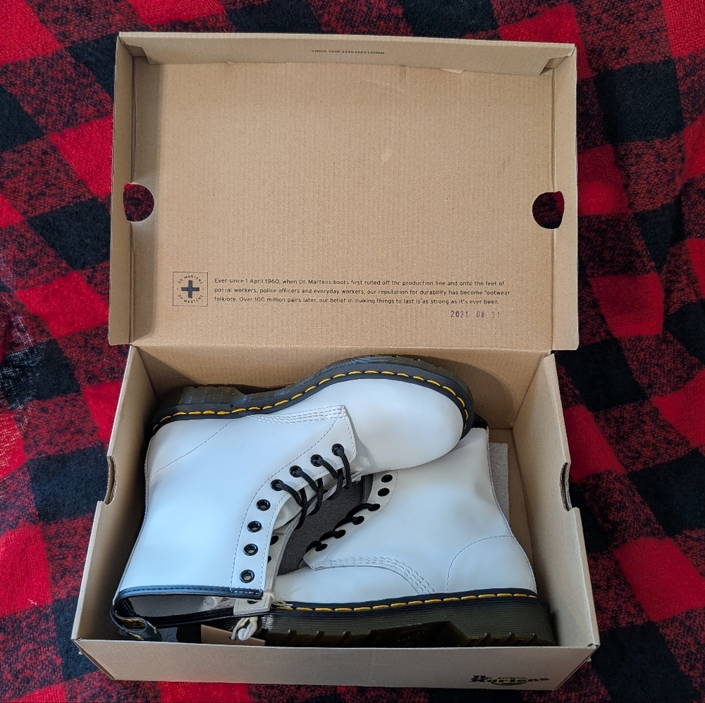 NIB Dr. Martens 1460 W - Picture 8 of 11